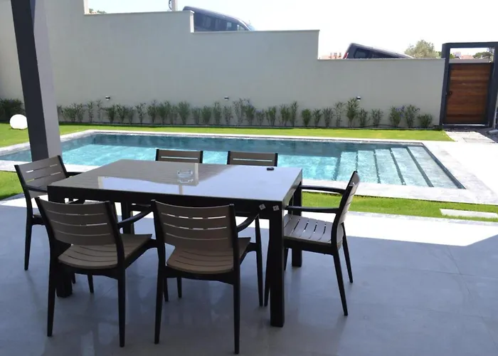 Ayayorgi Sueper Havuzlu Yeni * Çeşme